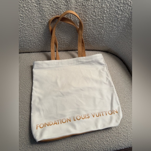 Louis Vuitton Foundation Bag [NEW] - Picture 1 of 8